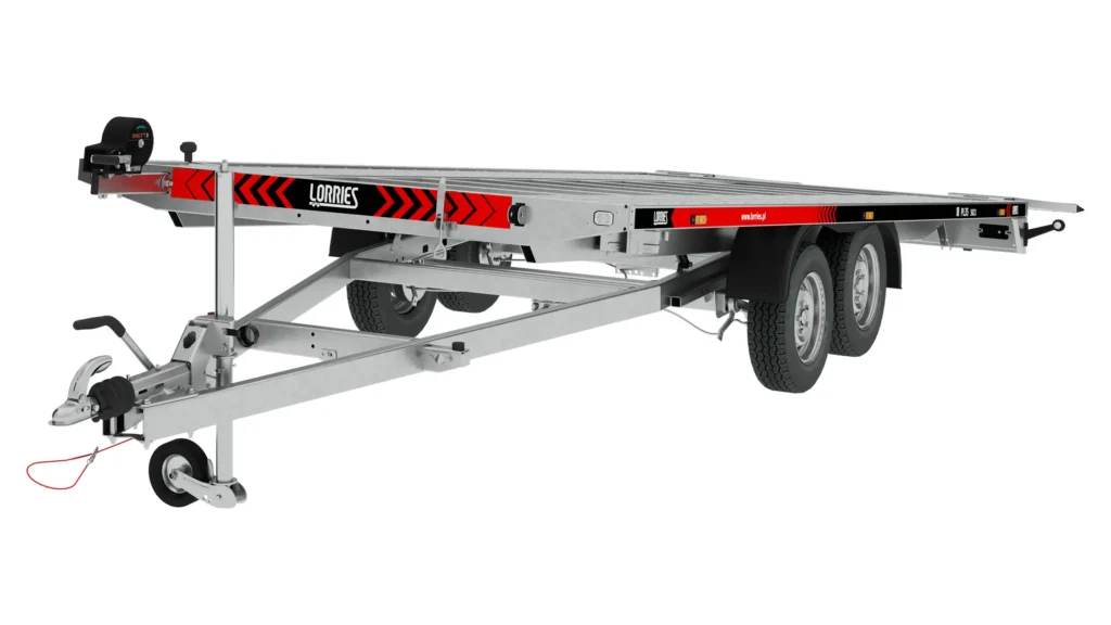 La Laweta PL35-5021 es un remolque de automóvil de plataforma plana de dos ejes con un chasis de acero, marcas de seguridad rojas y negras, un cabrestante manual y una barra de tiro delantera equipada con una rueda para facilitar las maniobras.