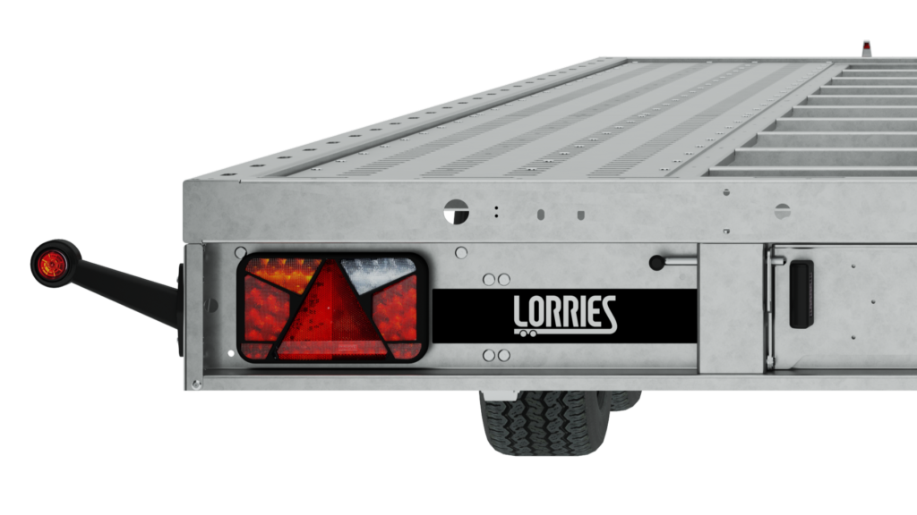 Acercamiento del lado trasero izquierdo de la plataforma para automóviles Laweta PL30-5021 con una luz trasera rectangular, un reflector redondo, el logotipo de Lorries en un panel negro y un neumático parcialmente visible debajo del chasis.
