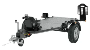 Der Anhänger MT-1 ist ein schwarz-silberner Autoabschleppanhänger, der mit einer Riffelblechplattform, zwei Rädern, einer vorderen Deichsel und hinteren Auffahrrampen ausgestattet ist – stilistisch an einen Motorradanhänger angelehnt – und zum Abschleppen von Fahrzeugen bestimmt ist.