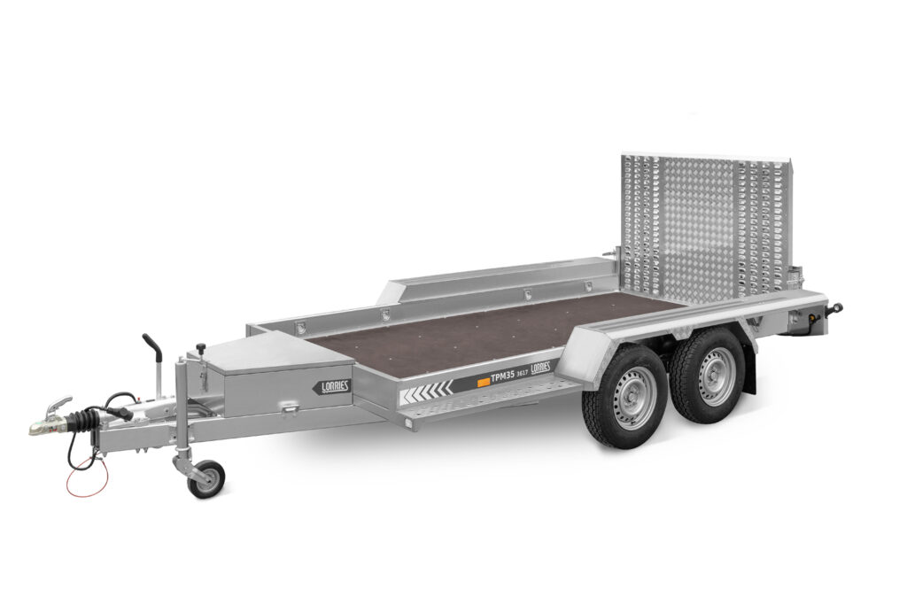 Ein großer TPM35-Anhänger zum Transport von Baumaschinen mit komplexer Rampe