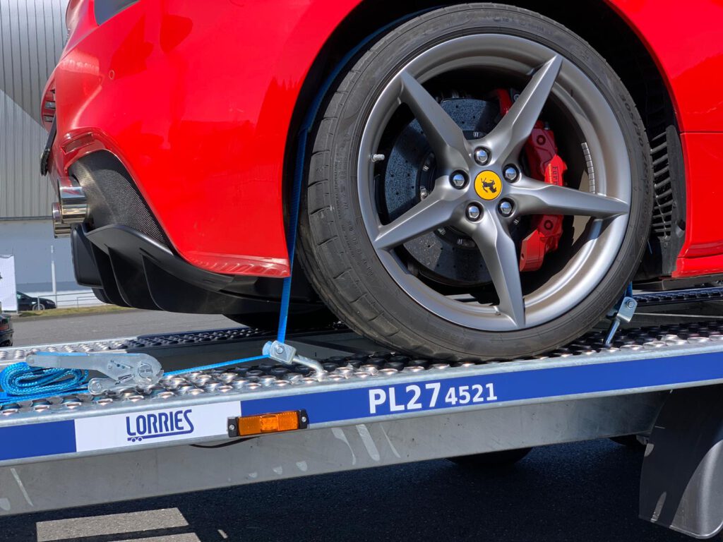 wie man Transportgurte richtig an einem Abschleppwagen befestigt