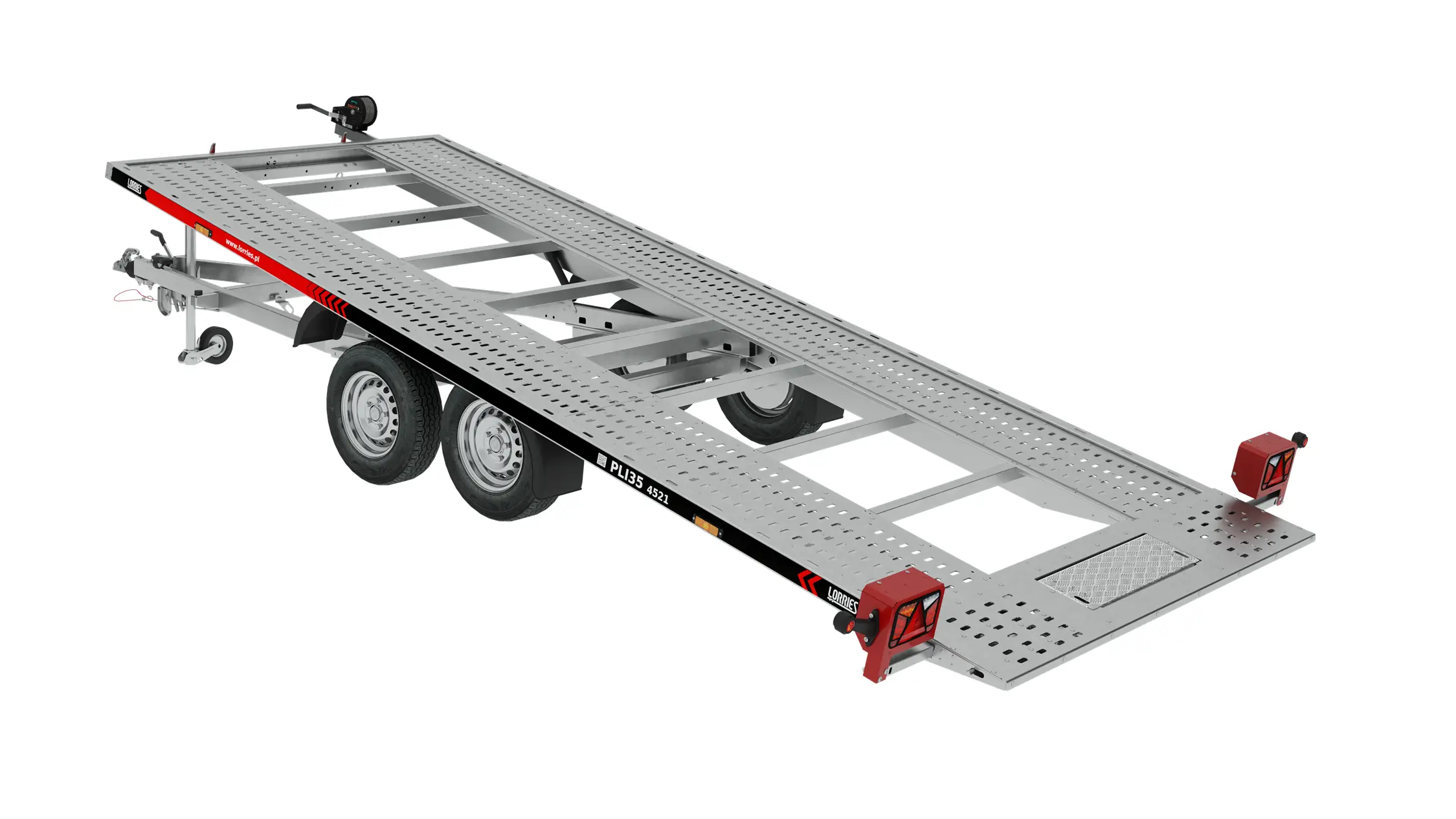 Ein zweispuriger, plattformförmiger Autotransportanhänger aus Metall, der mit perforierten Rampen und roten Sicherheitsreflektoren ausgestattet ist und isoliert auf weißem Hintergrund dargestellt wird.