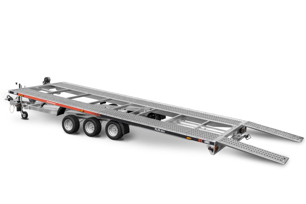 3-axle tow truck, three-axle, three-axle car transporter, 6 meters long, with extended aluminum ramps