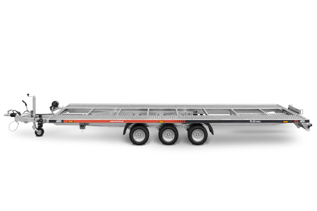 long six-meter tow truck, 3 axles, three-axle, three-axle car transporter, 6 meters