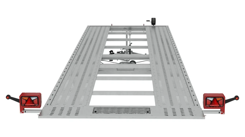 Vue de face d'une rampe métallique pour remorque porte-voitures, modèle Pli35-6021, avec feux de freinage rouges des deux côtés, conçue pour le chargement et le transport de véhicules, présentée sur un fond blanc.