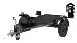 Der Anhänger MT-1 Black Edition ist ein schwarzer Tieflader-Nutanhänger, ausgestattet mit einer Riffelblechoberfläche, großen Rädern, einer Anhängerkupplung und einer hinteren Auffahrrampe – ideal als Motorradanhänger. An der Seite befindet sich der Schriftzug „Black Edition”.
