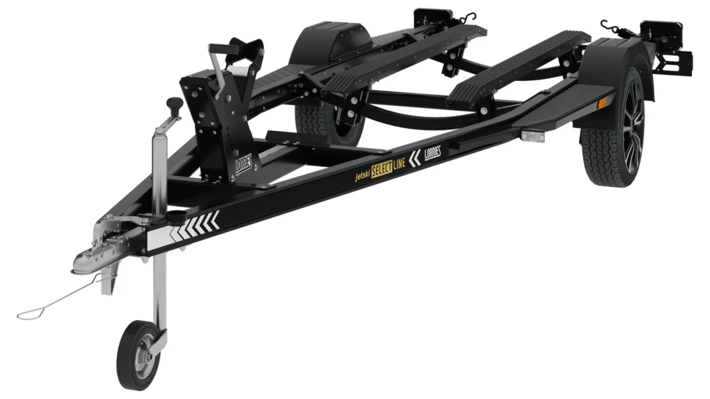 El remolque PPA75-4816 SELECT LINE es un remolque negro para barcos con cabrestante, rodillos de soporte, dos ruedas, una lanza delantera con rueda, pegatinas amarillas en el chasis, adecuado para el transporte de embarcaciones o como remolque de transporte para motos acuáticas.