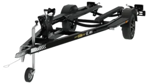 El remolque PPA75-4816 SELECT LINE es un remolque negro para barcos con cabrestante, rodillos de soporte, dos ruedas, una lanza delantera con rueda, pegatinas amarillas en el chasis, adecuado para el transporte de embarcaciones o como remolque de transporte para motos acuáticas.