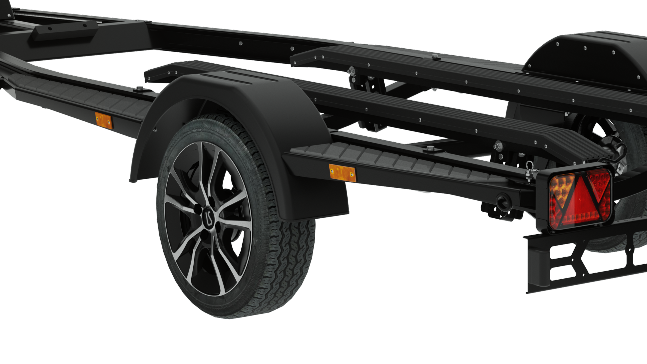 Primer plano de la estructura metálica negra de un remolque PPA75-4816 SELECT LINE, diseñado para transportar scooters, con una rueda grande con guardabarros, un reflector naranja y una luz trasera sobre un fondo blanco. Primer plano de la estructura metálica negra de un remolque PPA75-4816 SELECT LINE, diseñado para transportar scooters, con una rueda grande con guardabarros, un reflector naranja y una luz trasera sobre un fondo blanco.
