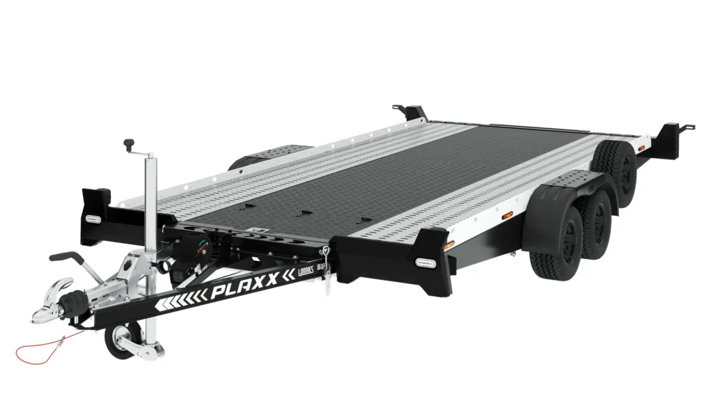 Aluminiowa laweta PLAXX27-4520 to czarno-srebrna przyczepa samochodowa z podwójną osią, czterema kołami, teksturowaną powierzchnią ładunkową, zaczepem z uchwytem i logo PLAXX na ramie.