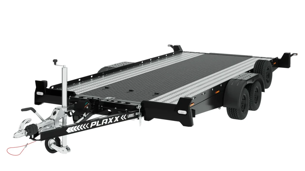 Aluminiowa laweta PLAXX27-4520 to czarno-srebrna dwuosiowa przyczepa samochodowa z hakiem holowniczym, bocznymi reflektorami, teksturowaną platformą ładunkową i logo PLAXX z przodu.