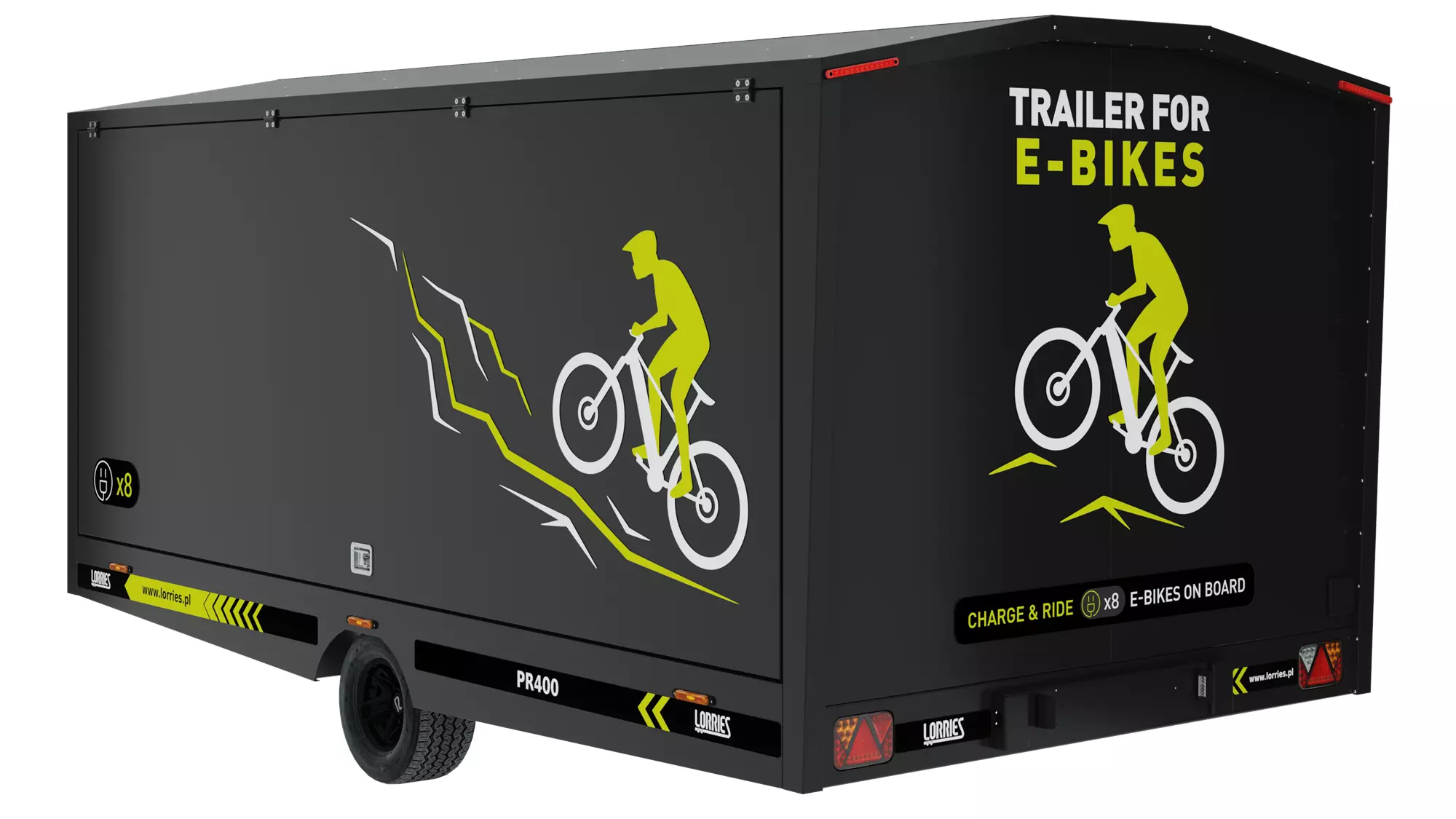 Czarna PRA400 - aluminiowa przyczepa rowerowa dla maksymalnie 8 rowerów elektrycznych, z żółtymi i białymi napisami "Charge & Ride" i "E-Bikes on Board", pokazuje rowerzystów wspinających się na wzgórze z niskopodłogową lawetą samochodową na tyle.