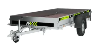 El sidecar RX375o es un remolque utilitario plateado de plataforma plana con detalles en negro y amarillo, eje único, enganche de remolque delantero, diseño de marca y robusto espacio de carga abierto ideal para transportar quads.