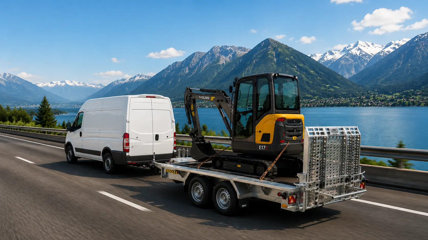 e-TOLL dla przyczep – samochód do 3,5 t z przyczepą Lorries. Biała furgonetka holuje przyczepę z małą koparką na autostradzie biegnącej wzdłuż jeziora, a w tle widać góry pod błękitnym niebem usianym chmurami — co doskonale ilustruje, w jaki sposób usługa e-TOLL dla przyczep usprawnia podróż osobom przewożącym sprzęt malowniczymi trasami.